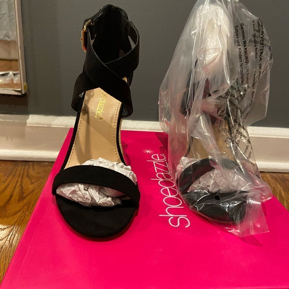 Shoe dazzle Genova wedge in black.